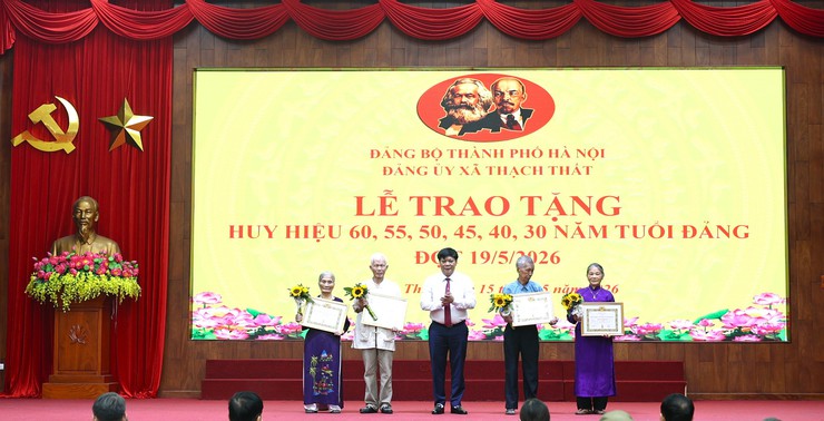 XÃ THẠCH THẤT TRAO HUY HIỆU ĐẢNG CHO 57 ĐẢNG VIÊN DỊP 19/5- Ảnh 4.