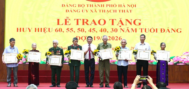 XÃ THẠCH THẤT TRAO HUY HIỆU ĐẢNG CHO 57 ĐẢNG VIÊN DỊP 19/5- Ảnh 3.