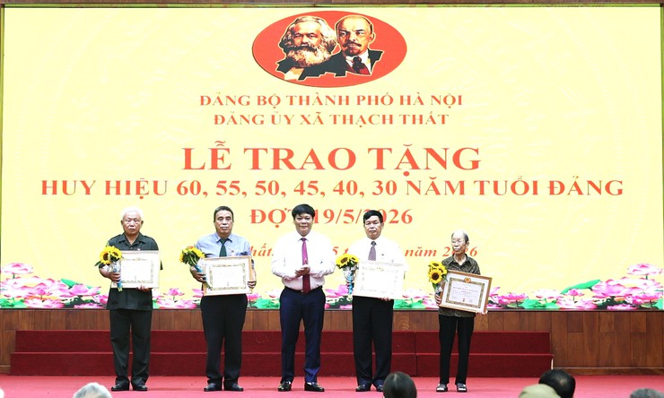 XÃ THẠCH THẤT TRAO HUY HIỆU ĐẢNG CHO 57 ĐẢNG VIÊN DỊP 19/5- Ảnh 2.