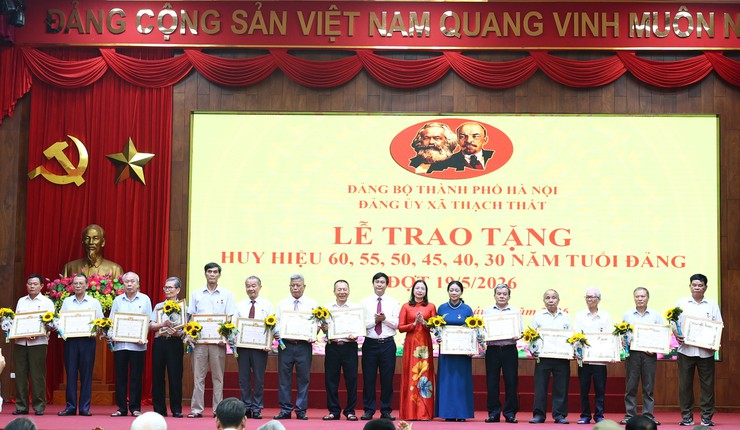 XÃ THẠCH THẤT TRAO HUY HIỆU ĐẢNG CHO 57 ĐẢNG VIÊN DỊP 19/5- Ảnh 6.