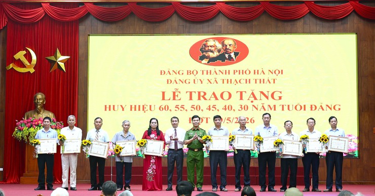 XÃ THẠCH THẤT TRAO HUY HIỆU ĐẢNG CHO 57 ĐẢNG VIÊN DỊP 19/5- Ảnh 7.