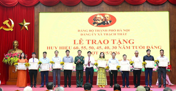 XÃ THẠCH THẤT TRAO HUY HIỆU ĐẢNG CHO 57 ĐẢNG VIÊN DỊP 19/5- Ảnh 5.