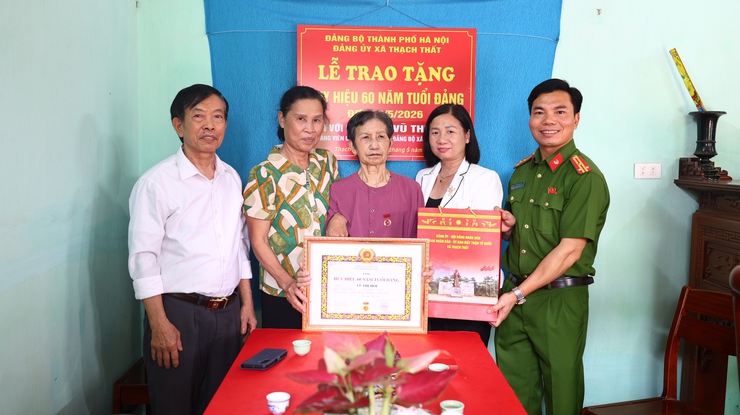 XÃ THẠCH THẤT TRAO HUY HIỆU ĐẢNG CHO 57 ĐẢNG VIÊN DỊP 19/5- Ảnh 10.