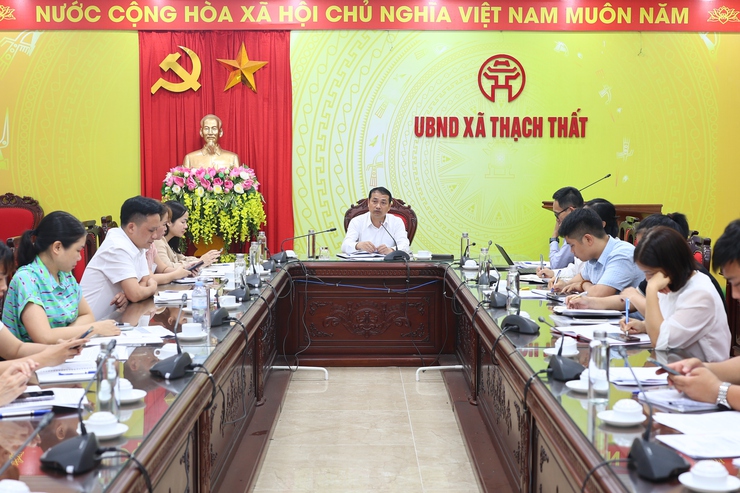 UBND xã Thạch Thất nghe báo cáo kết quả giải quyết thủ tục hành chính và họp triển khai tuyên truyền cưỡng chế 29 trường hợp vi phạm đất đai- Ảnh 1.