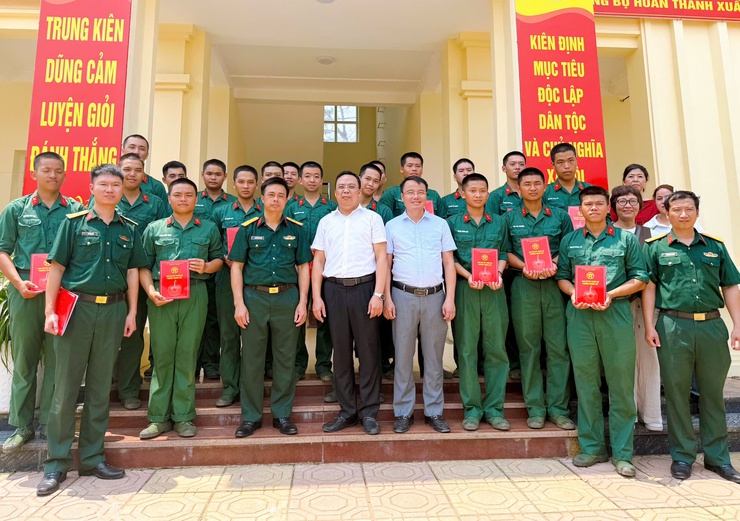 Lãnh đạo phường Thanh Liệt thăm, tặng quà tân binh tại Trung đoàn Bộ binh 692 và Sư đoàn Phòng không 361- Ảnh 15.