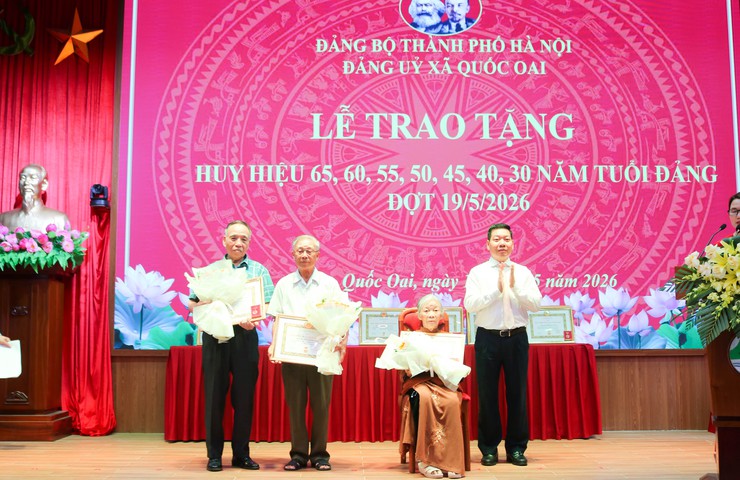 Xã Quốc Oai trang trọng trao tặng Huy hiệu Đảng đợt 19/5 cho 37 đảng viên- Ảnh 4.