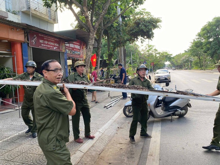 Phường Tùng Thiện tiếp tục duy trì kiểm tra, xử lý vi phạm trật tự đô thị trên tuyến phố Hữu Nghị – Xuân Khanh- Ảnh 4.