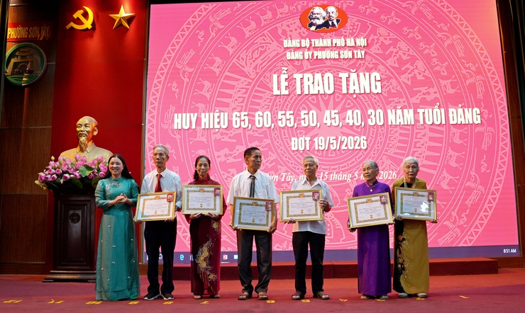 SƠN TÂY TRAO TẶNG HUY HIỆU ĐẢNG ĐỢT 19/5/2026- Ảnh 3.