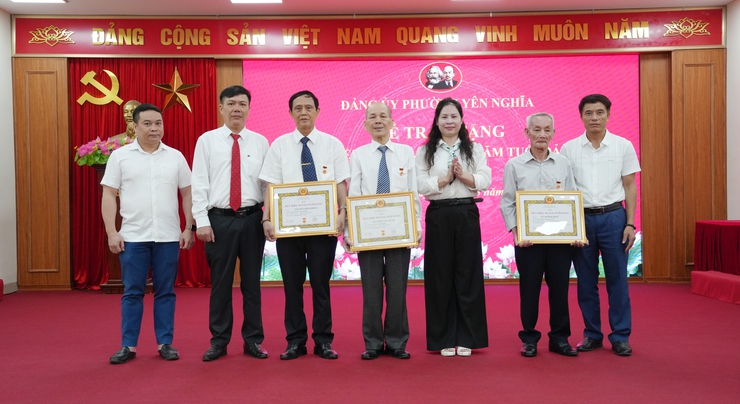 Đảng bộ phường Yên Nghĩa trang trọng tổ chức lễ trao Huy hiệu Đảng đợt 19/5- Ảnh 3.