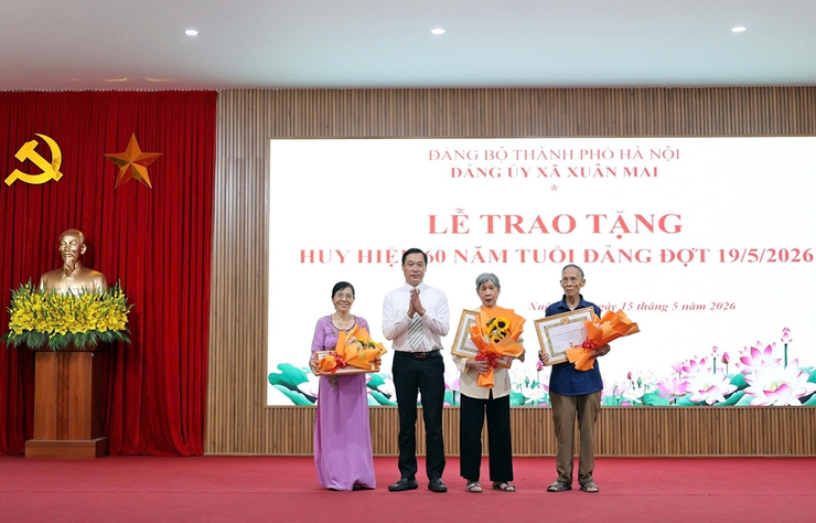 Xuân Mai: 60 đảng viên cao niên vinh dự được nhận huy hiệu Đảng đợt 19/5/2026- Ảnh 4.