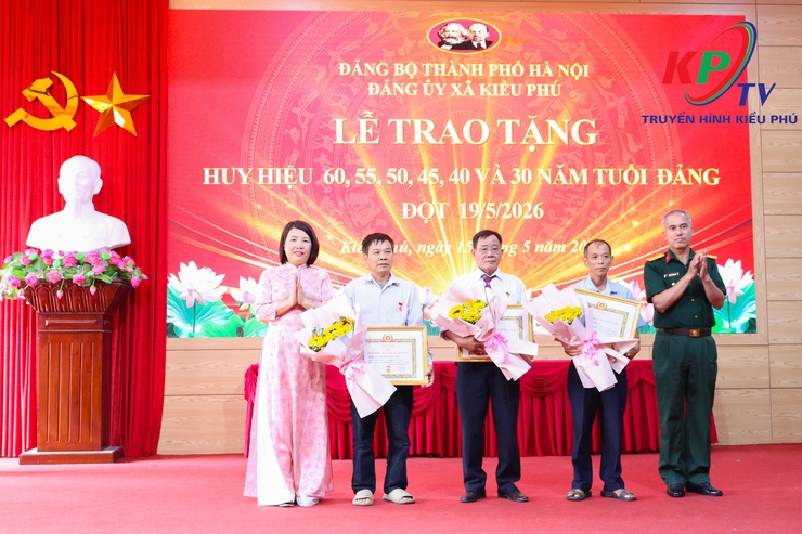 Đảng ủy xã Kiều Phú tổ chức Lễ trao tặng Huy hiệu Đảng đợt 19/5 cho 29 đảng viên- Ảnh 7.