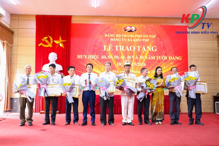 Đảng ủy xã Kiều Phú tổ chức Lễ trao tặng Huy hiệu Đảng đợt 19/5 cho 29 đảng viên- Ảnh 6.