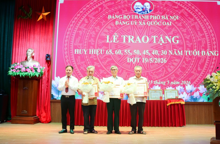 Xã Quốc Oai trang trọng trao tặng Huy hiệu Đảng đợt 19/5 cho 37 đảng viên- Ảnh 6.