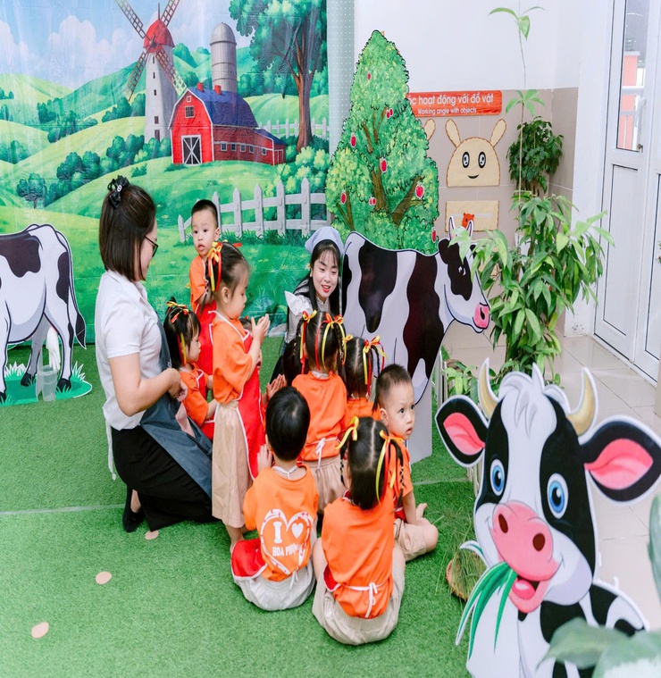 Cô giáo mầm non sáng tạo trong giờ học của bé Nhà trẻ 24 - 36 tháng