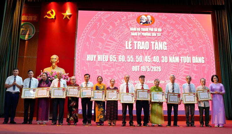 SƠN TÂY TRAO TẶNG HUY HIỆU ĐẢNG ĐỢT 19/5/2026- Ảnh 4.