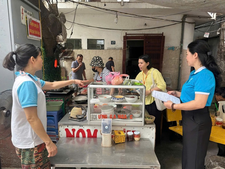 HỘI LHPN PHƯỜNG: KIỂM TRA CÔNG TÁC AN TOÀN THỰC PHẨM CÁN BỘ, HỘI VIÊN  KINH DOANH THỰC PHẨM TRÊN ĐỊA BÀN PHƯỜNG- Ảnh 1.