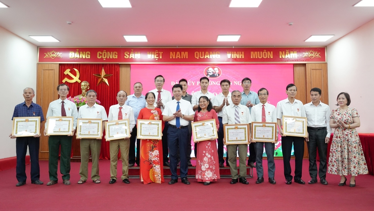 Đảng bộ phường Yên Nghĩa trang trọng tổ chức lễ trao Huy hiệu Đảng đợt 19/5- Ảnh 4.