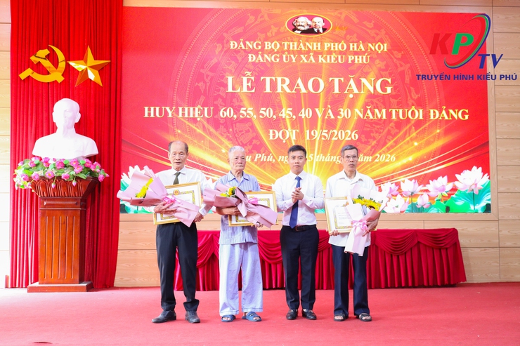 Đảng ủy xã Kiều Phú tổ chức Lễ trao tặng Huy hiệu Đảng đợt 19/5 cho 29 đảng viên- Ảnh 5.