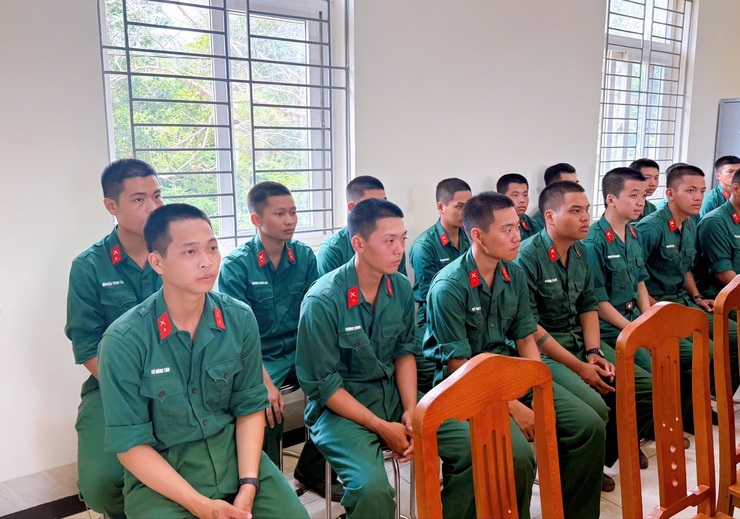 Lãnh đạo phường Thanh Liệt thăm, tặng quà tân binh tại Trung đoàn Bộ binh 692 và Sư đoàn Phòng không 361- Ảnh 6.
