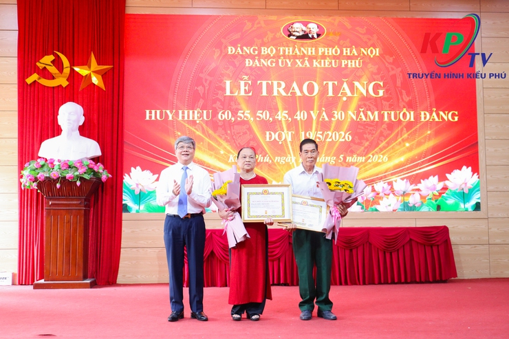 Đảng ủy xã Kiều Phú tổ chức Lễ trao tặng Huy hiệu Đảng đợt 19/5 cho 29 đảng viên- Ảnh 4.