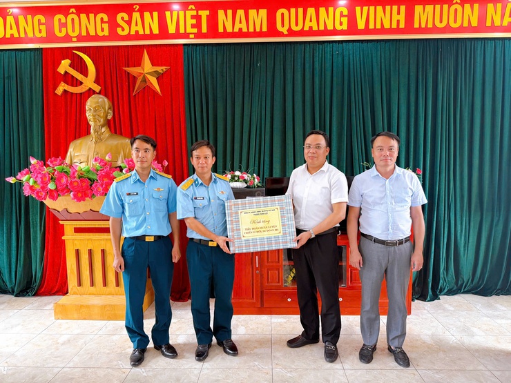Lãnh đạo phường Thanh Liệt thăm, tặng quà tân binh tại Trung đoàn Bộ binh 692 và Sư đoàn Phòng không 361- Ảnh 10.