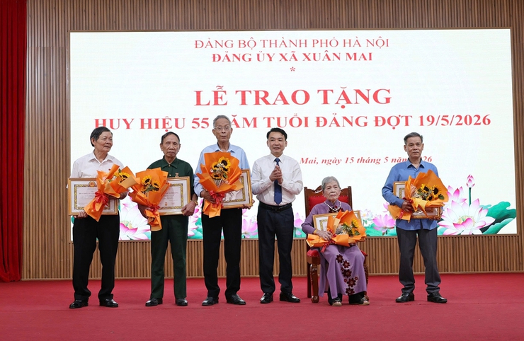 Xuân Mai: 60 đảng viên cao niên vinh dự được nhận huy hiệu Đảng đợt 19/5/2026- Ảnh 5.