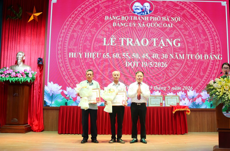 Xã Quốc Oai trang trọng trao tặng Huy hiệu Đảng đợt 19/5 cho 37 đảng viên- Ảnh 7.