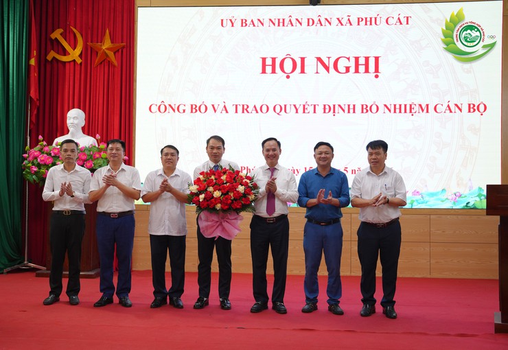UBND xã Phú Cát trao Quyết định bổ nhiệm chức vụ Trưởng phòng Kinh tế xã- Ảnh 4.