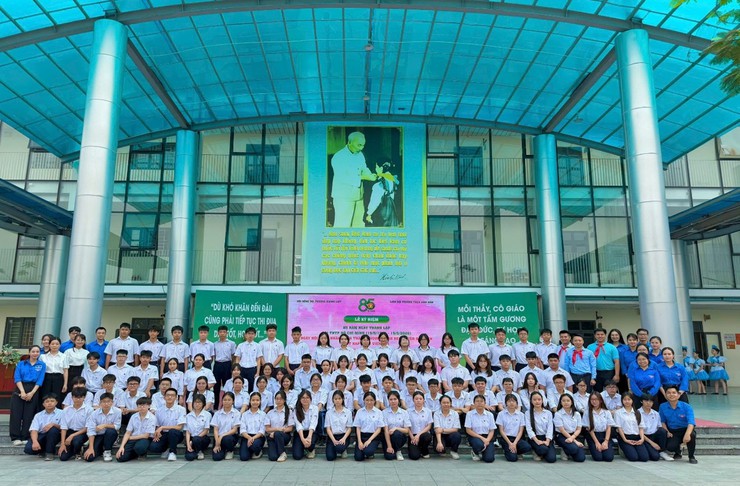 THCS Linh Đàm rực sáng khí thế tuổi trẻ trong chương trình Kỷ niệm 85 năm ngày thành lập đội TNTP Hồ Chí Minh và kết nạp đoàn viên mới- Ảnh 6.