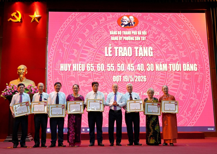 SƠN TÂY TRAO TẶNG HUY HIỆU ĐẢNG ĐỢT 19/5/2026- Ảnh 5.