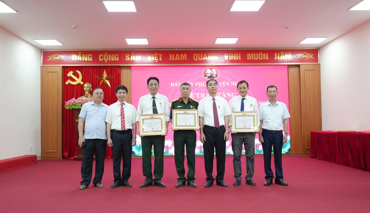 Đảng bộ phường Yên Nghĩa trang trọng tổ chức lễ trao Huy hiệu Đảng đợt 19/5- Ảnh 5.