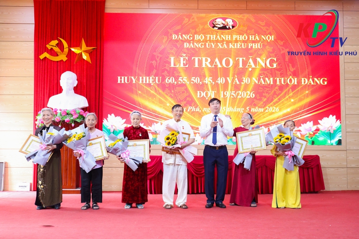 Đảng ủy xã Kiều Phú tổ chức Lễ trao tặng Huy hiệu Đảng đợt 19/5 cho 29 đảng viên- Ảnh 3.