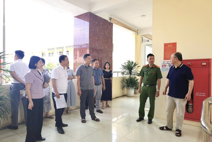 UBND xã Thường Tín kiểm tra cơ sở vật chất phục vụ kỳ thi tuyển sinh lớp 10 và tốt nghiệp THPT năm 2026- Ảnh 1.