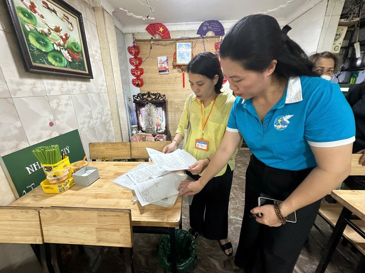 HỘI LHPN PHƯỜNG: KIỂM TRA CÔNG TÁC AN TOÀN THỰC PHẨM CÁN BỘ, HỘI VIÊN  KINH DOANH THỰC PHẨM TRÊN ĐỊA BÀN PHƯỜNG- Ảnh 2.