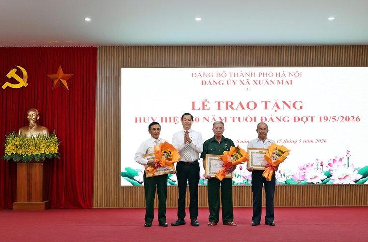 Xuân Mai: 60 đảng viên cao niên vinh dự được nhận huy hiệu Đảng đợt 19/5/2026- Ảnh 6.