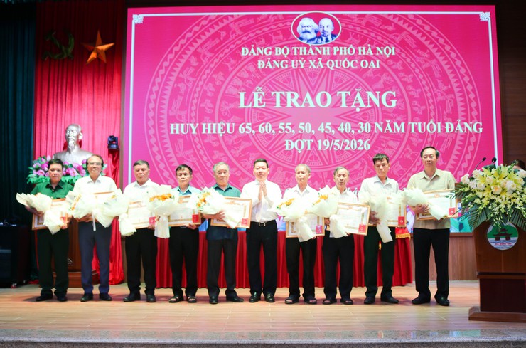 Xã Quốc Oai trang trọng trao tặng Huy hiệu Đảng đợt 19/5 cho 37 đảng viên- Ảnh 8.