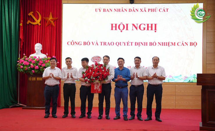 UBND xã Phú Cát trao Quyết định bổ nhiệm chức vụ Trưởng phòng Kinh tế xã- Ảnh 5.