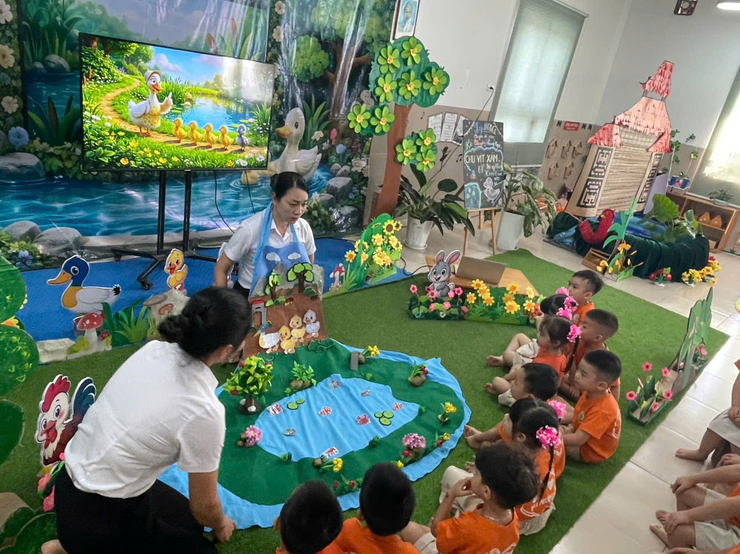 Các bé Mẫu giáo 3 tuổi đang chăm chú nghe cô kể chuyện