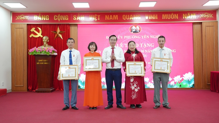 Đảng bộ phường Yên Nghĩa trang trọng tổ chức lễ trao Huy hiệu Đảng đợt 19/5- Ảnh 6.