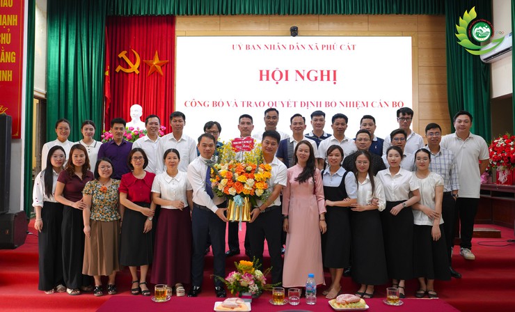 UBND xã Phú Cát trao Quyết định bổ nhiệm chức vụ Trưởng phòng Kinh tế xã- Ảnh 6.