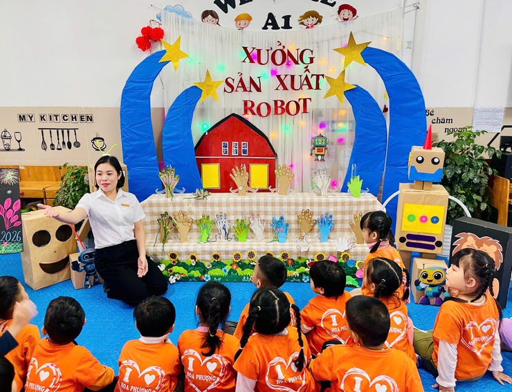 Các bé MGL 5 tuổi thích thú chia sẻ sản phẩm của mình làm được cho cô và các bạn cùng nghe