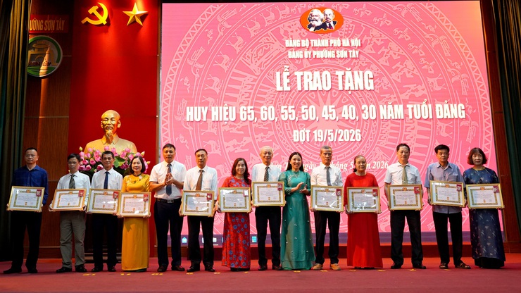 SƠN TÂY TRAO TẶNG HUY HIỆU ĐẢNG ĐỢT 19/5/2026- Ảnh 6.