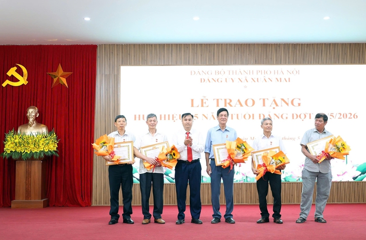 Xuân Mai: 60 đảng viên cao niên vinh dự được nhận huy hiệu Đảng đợt 19/5/2026- Ảnh 8.