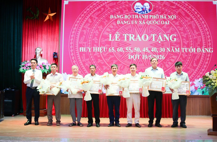Xã Quốc Oai trang trọng trao tặng Huy hiệu Đảng đợt 19/5 cho 37 đảng viên- Ảnh 9.