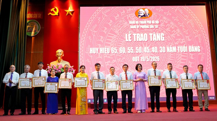 SƠN TÂY TRAO TẶNG HUY HIỆU ĐẢNG ĐỢT 19/5/2026- Ảnh 7.
