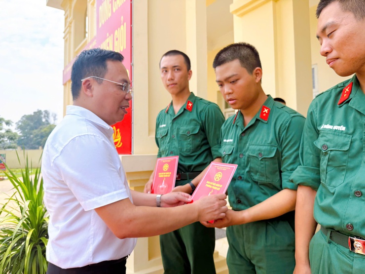 Lãnh đạo phường Thanh Liệt thăm, tặng quà tân binh tại Trung đoàn Bộ binh 692 và Sư đoàn Phòng không 361- Ảnh 13.