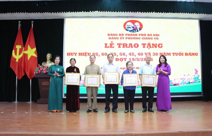 Trang trọng Lễ trao tặng Huy hiệu Đảng dịp 19/5- Ảnh 8.