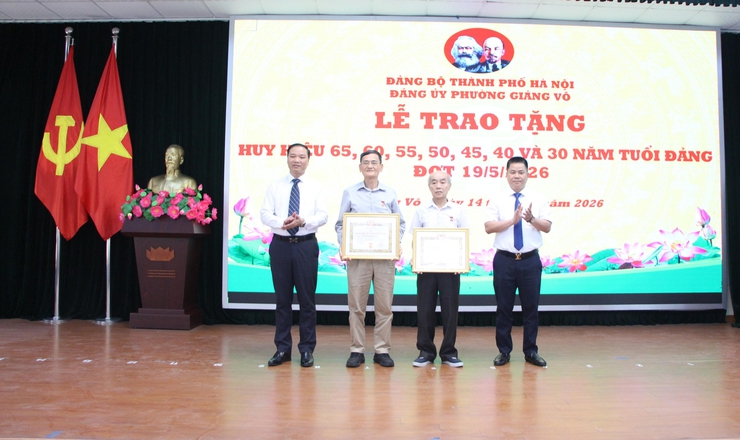 Trang trọng Lễ trao tặng Huy hiệu Đảng dịp 19/5- Ảnh 9.