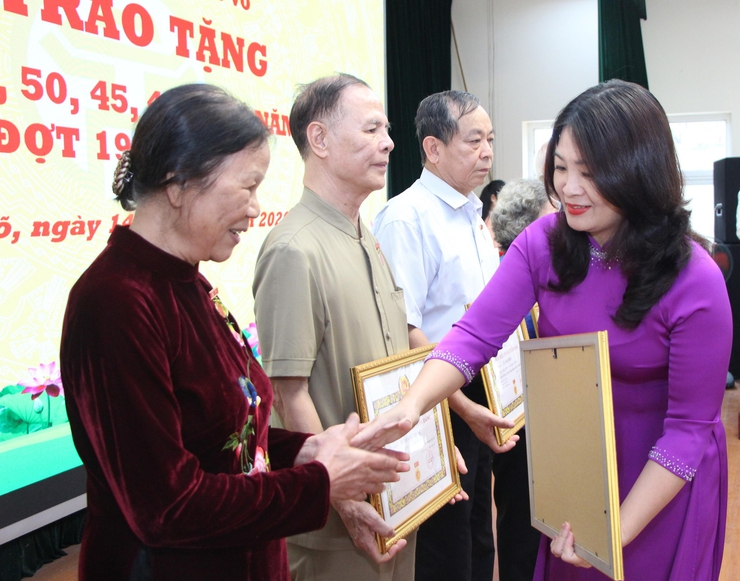 Trang trọng Lễ trao tặng Huy hiệu Đảng dịp 19/5- Ảnh 10.