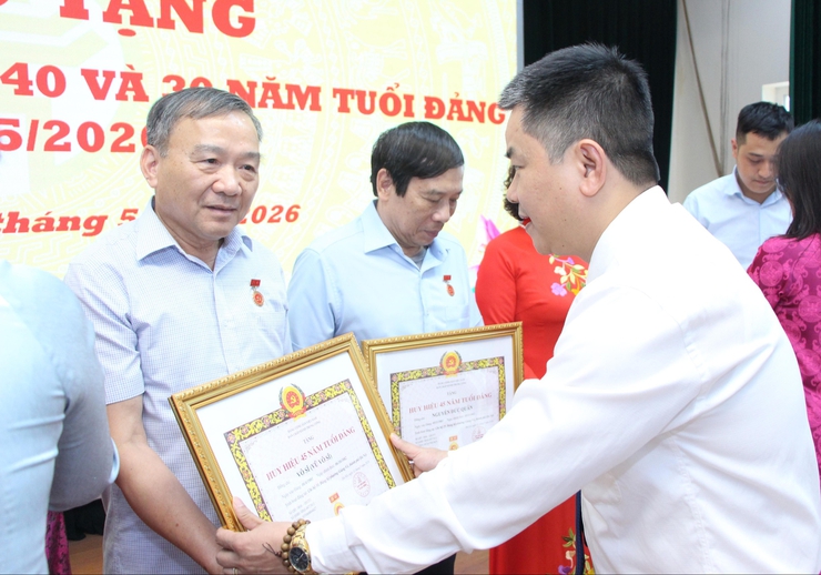 Trang trọng Lễ trao tặng Huy hiệu Đảng dịp 19/5- Ảnh 12.